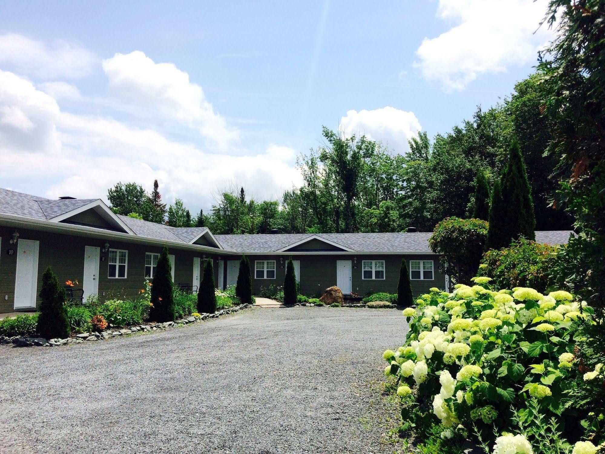 Motel Des Cedres Шербрук Екстериор снимка